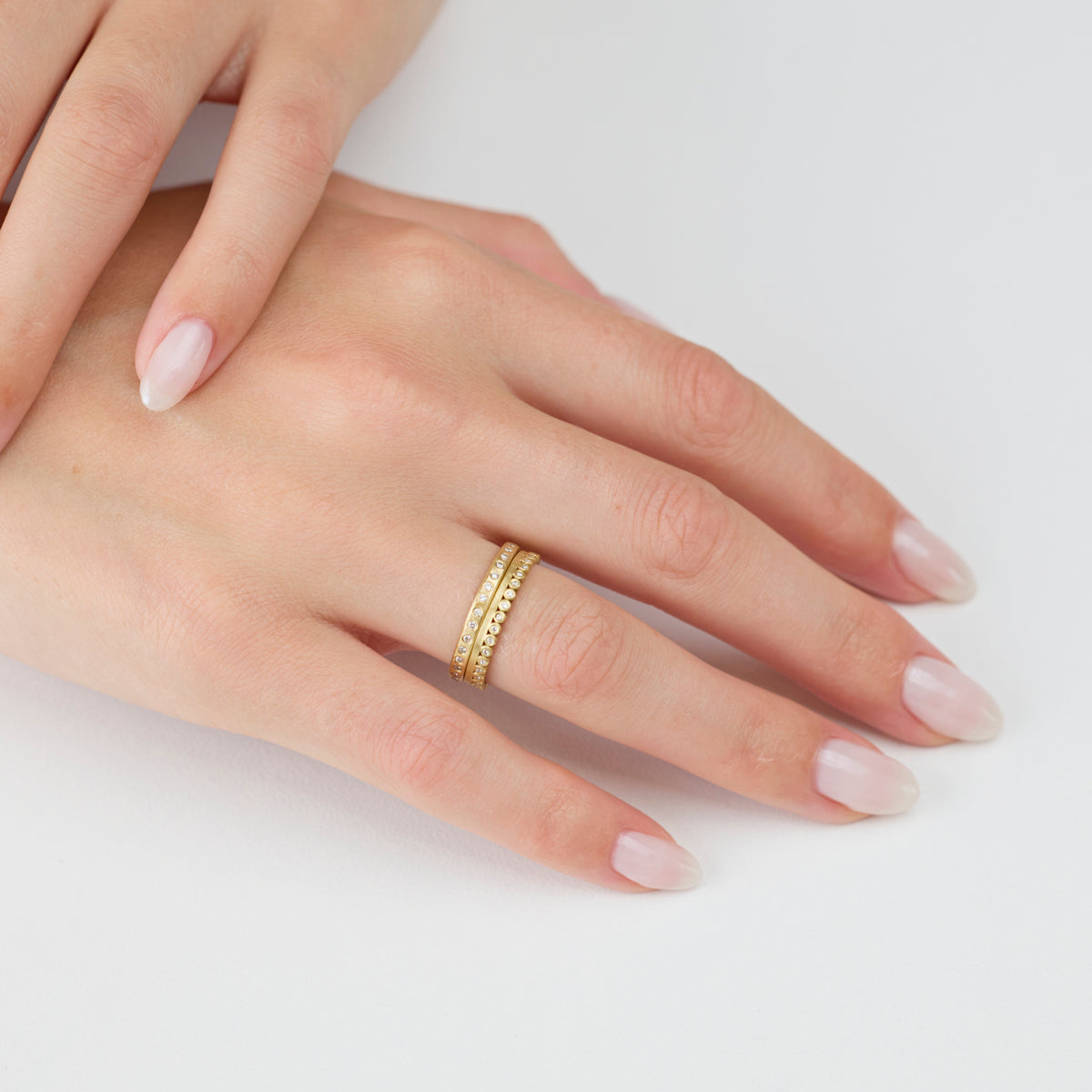 Continuous Side Diamond Dot Band