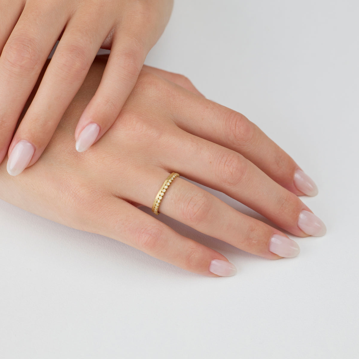 Continuous Side Diamond Dot Band