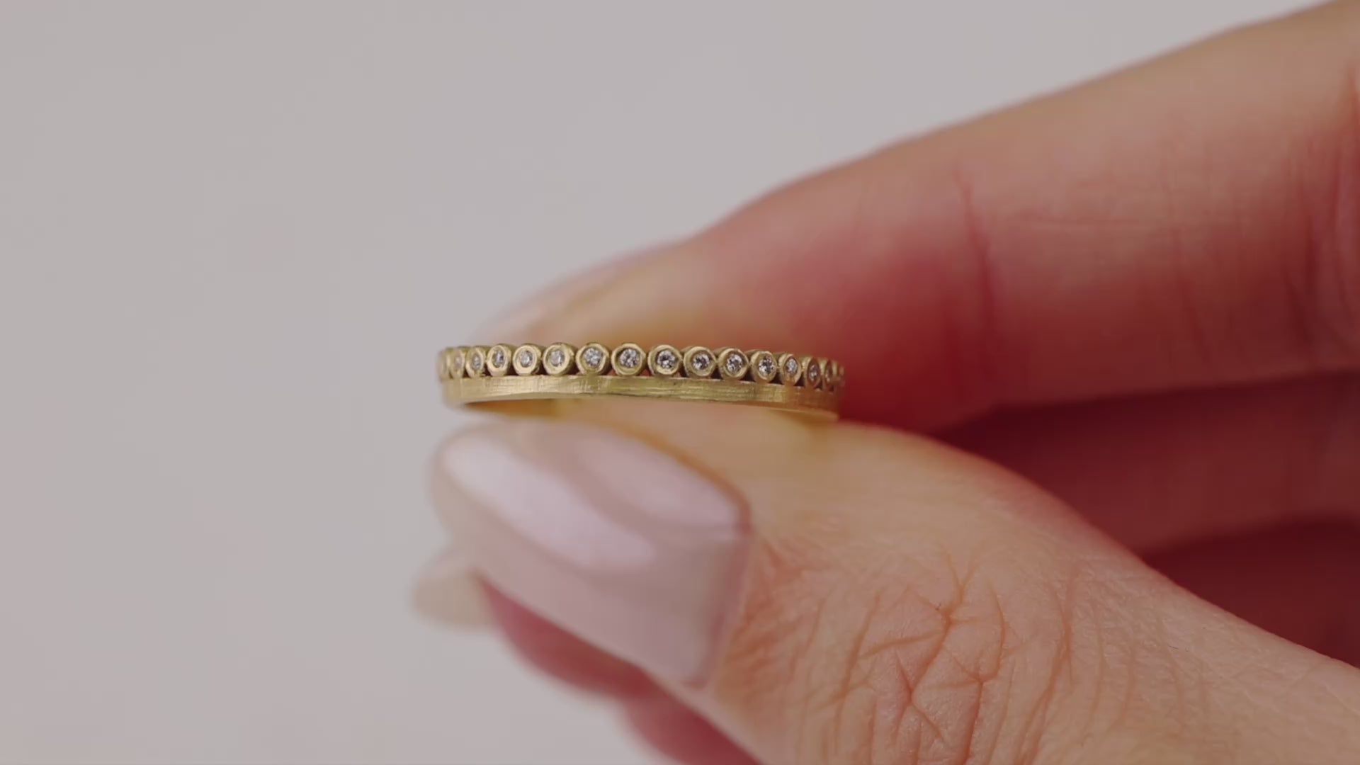 Continuous Side Diamond Dot Band