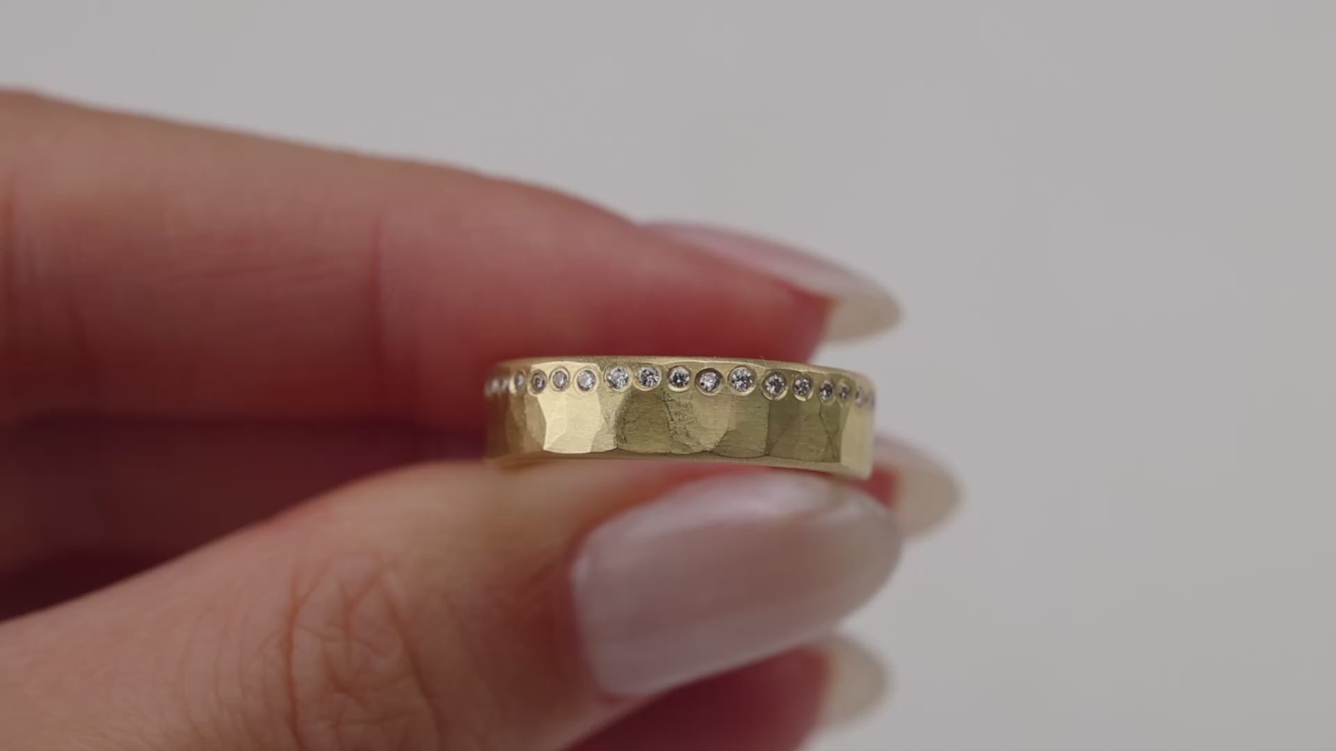 Hammered Diamond Line Band